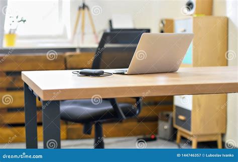 188,129 Empty Office Desk Photos - Free & Royalty-Free Stock Photos ...