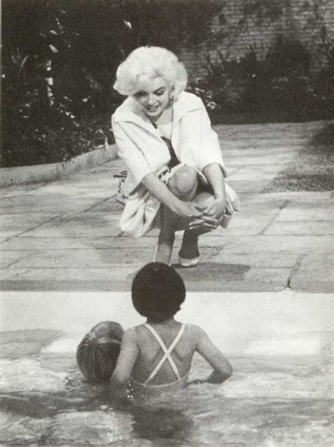 Marilyn with children - Marilyn Monroe Photo (35548411) - Fanpop