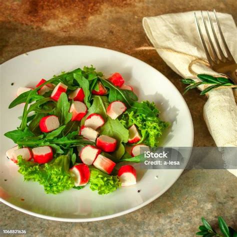 Daun Selada Salad Segar Dan Batang Kepiting Tampilan Atas Ruang Salin Foto Stok - Unduh Gambar ...