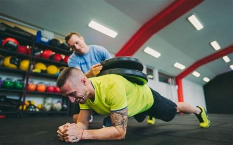 Weighted Planks: How To, Benefits + 7 Tips To Perform A Weighted Plank