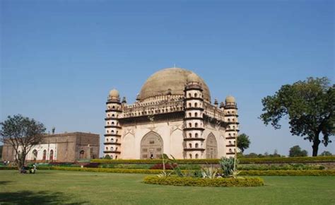 Gol Gumbaz - India's only Whispering Gallery