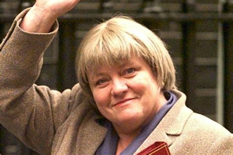 Mo Mowlam, la storia della donna che ha rivoluzionato il mondo della politica