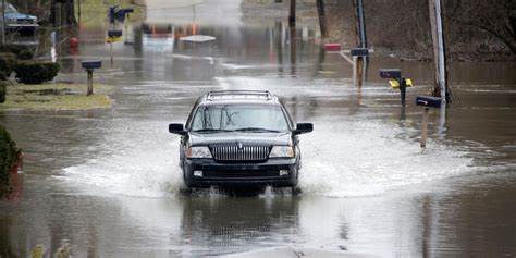 Heavy rain causes flooding in metro Detroit