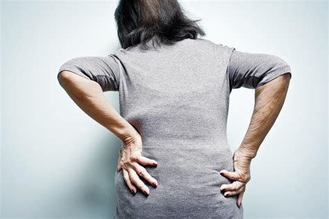 Lumbar arthritis: Symptoms, causes, and diagnosis