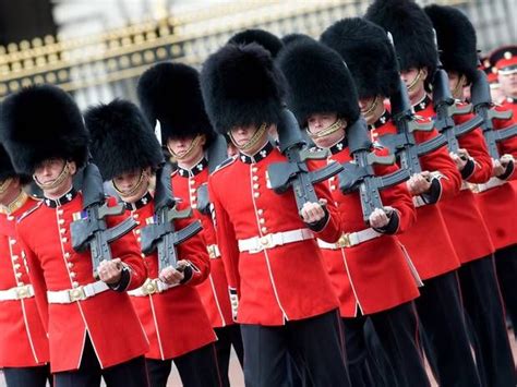 A Look At Buckingham Palace Security: Do The Guards Have Loaded Guns ...