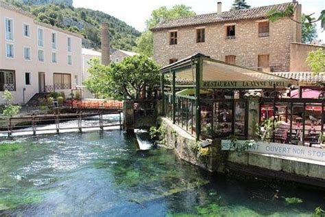 Fontaine-de-Vaucluse, France: travel and tourism, attractions and sightseeing and Fontaine-de ...