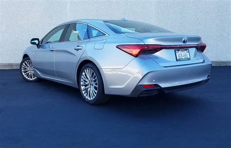 Test Drive Gallery: 2022 Toyota Avalon Hybrid Limited | The Daily Drive | Consumer Guide®