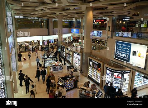 Abu Dhabi airport duty free Stock Photo - Alamy