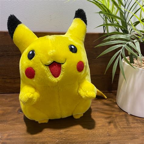 PLUSH PIKACHU POKÉMON NINTENDO (s)