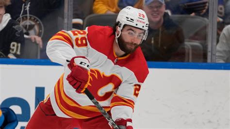 LNH : l'attaquant des Flames de Calgary Dillon Dube à l’écart pour sa ...