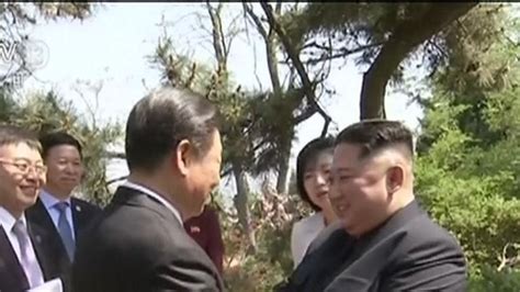 Kim Jong Un strolls along seaside with President Xi Jinping in China ...