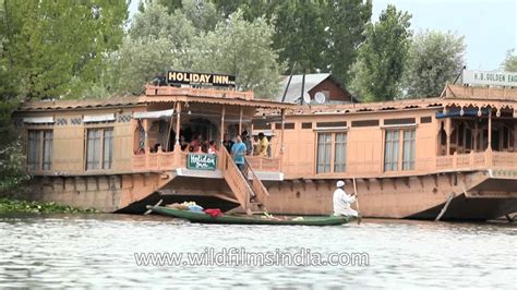 Houseboats for luxury stay in Dal Lake, Srinagar Kashmir - YouTube