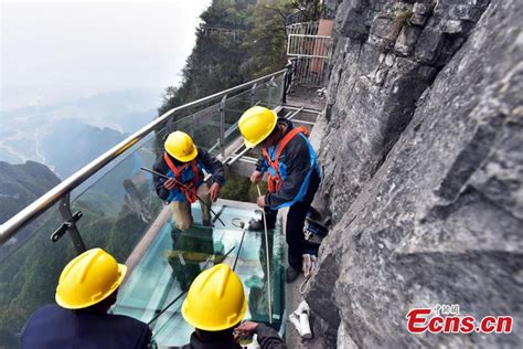 Tianmen Mountain has skywalk repaired for holiday(1/6)