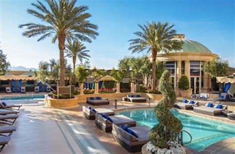 The Palazzo Pool | Cabanas & Daybeds | Hours & Photos | Las Vegas