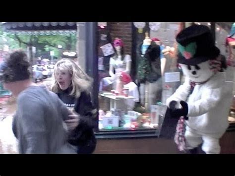 Snowman Scare Prank [VIDEO]