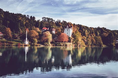 White House Near Body of Water · Free Stock Photo