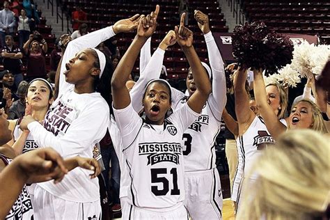 the basketball team is holding their hands up in celebration after ...