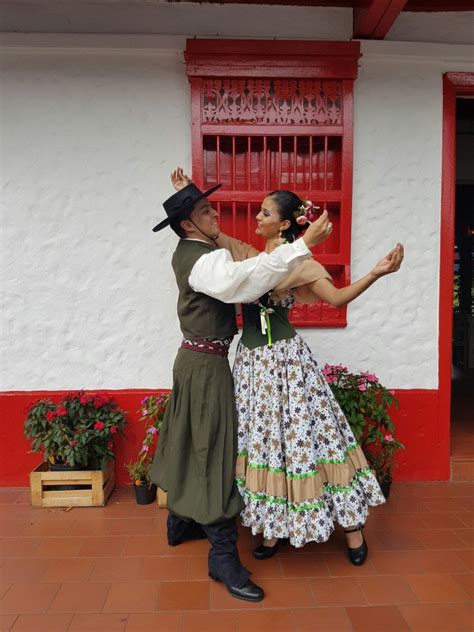 Traje típico de chacarera, folclor Argentino | Traje tipico argentina, Traje de paisana, Traje ...