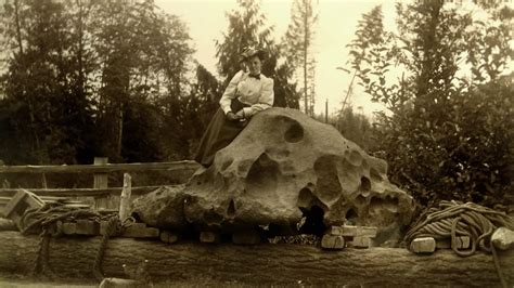 Chilling out on the famous Willamette Meteorite was the thing to do ...