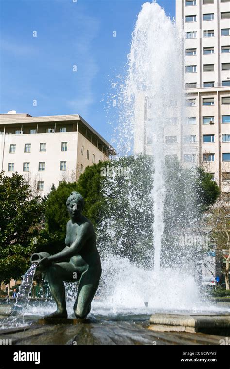 Plaza de España Madrid. Fountain with water jet Stock Photo - Alamy