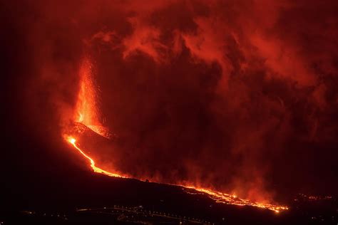 Volcanic Eruption And Lava Flow, Cumbre Vieja Volcano Photograph by ...