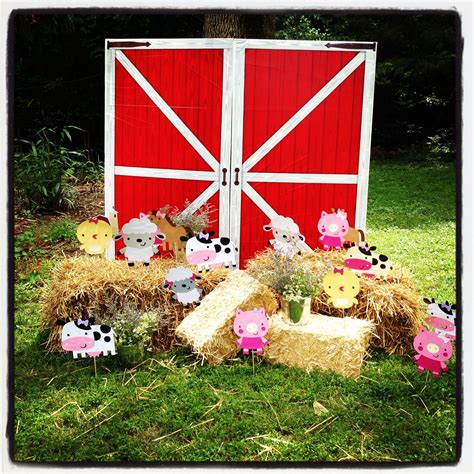 Barnyard party decorations! | Farm animals birthday party, Farm party decorations