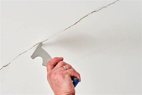 How to Fix a Crack in the Ceiling