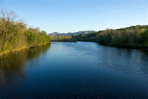 Looking upstream at the James River image - Free stock photo - Public Domain photo - CC0 Images