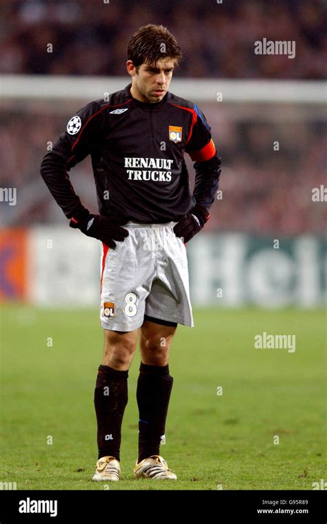 Juninho pernambucano free kick hi-res stock photography and images - Alamy