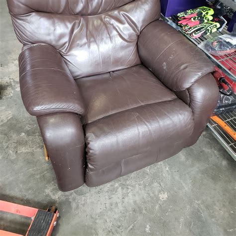 BROWN LEATHER LAZY BOY RECLINER