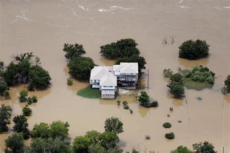 Dramatic Photos Show Some Of The Worst Flooding Texas Has Ever Seen | Gizmodo Australia