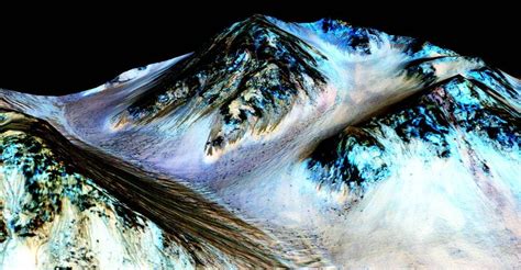 Mars has liquid water flowing on its surface, NASA reports