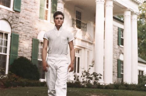 Elvis Presley Fans Make Pilgrimage to His Gravesite at Graceland ...