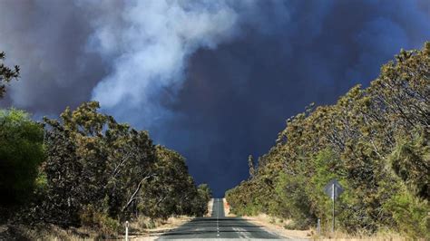 Perth bushfires 2021: Residents flee out-of-control fire burning in ...