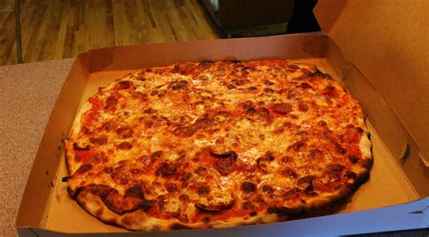 The Best Pizza in America - Frank Pepe's Pizzeria - RoarLoud