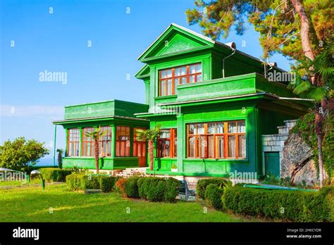 Green dacha hi-res stock photography and images - Alamy