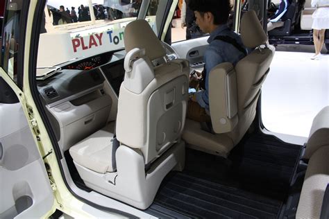 New Daihatsu Tanto flexible interior at 2013 Tokyo Motor Show