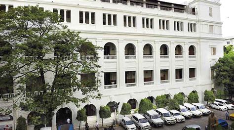 Calcutta University | CU bars entry of 5 former students for puja lapse - Telegraph India