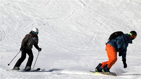 Skiing vs Snowboarding: The Ultimate Comparison Guide | SnowSunSee