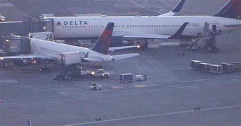 Passenger assaults flight attendant on Delta flight, officials say - CBS News