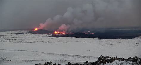 active-volcano-bus-tour-reykjavik-iceland - Iceland Highlights