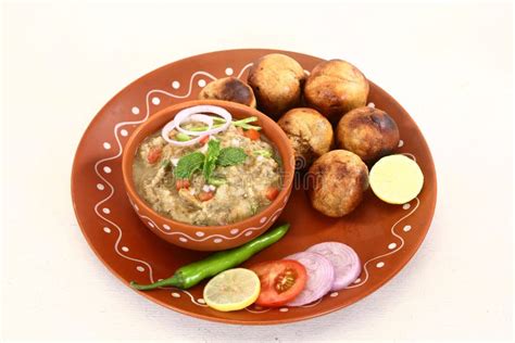 Litti Chokha Ou Liti Choka De Bihar Jharkhand Et Uttar Pradesh Est Farci De Chana Sattu. Servi ...