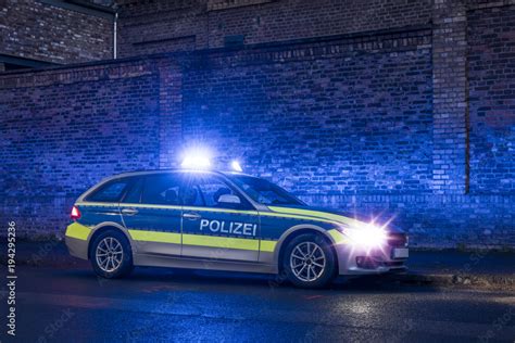 Polizeiauto mit Blaulicht bei Nacht (Deutschland) Stock-Foto | Adobe Stock