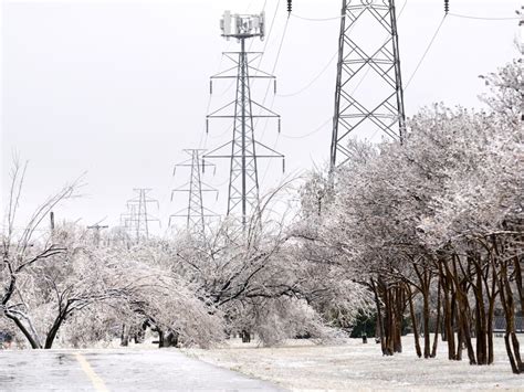 Texas ice storm leaves hundreds of thousands without power | WJCT News 89.9