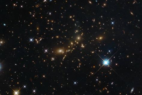 Hubble captures glow of giant galaxy cluster - UPI.com