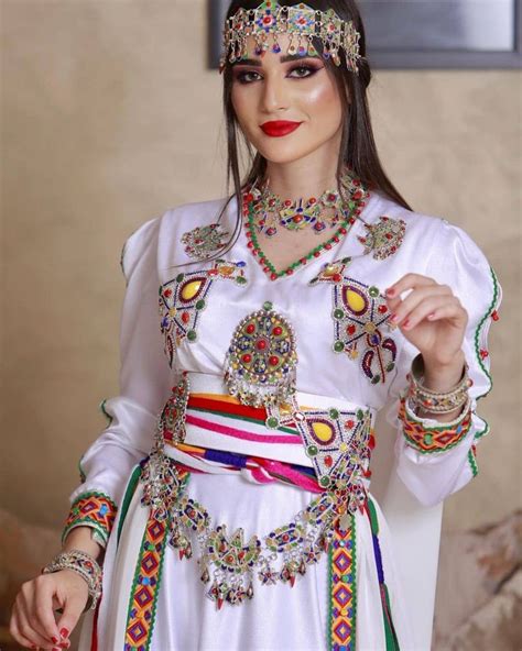 Algerian traditional Kabyle dress with traditional Kabyle jewelry | Tradizionale