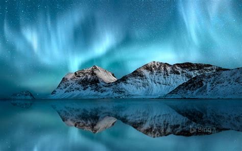 The aurora borealis over Lofoten, Norway - WindowsCenter.nl