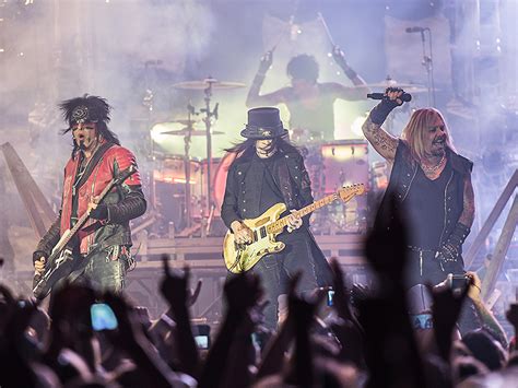 Mötley Crüe announces comeback, destroys ‘cessation of touring’ contract - National | Globalnews.ca