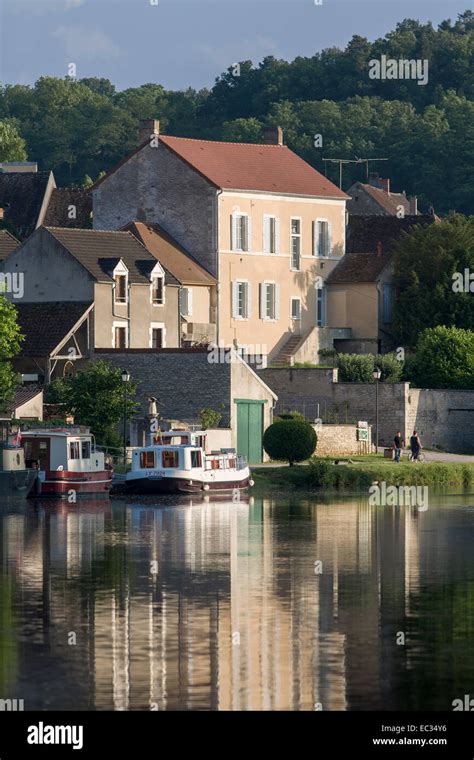 France, Yonne, Burgundy, Mailly-la-Ville, River Yonne, Canal du Nivernais Stock Photo - Alamy