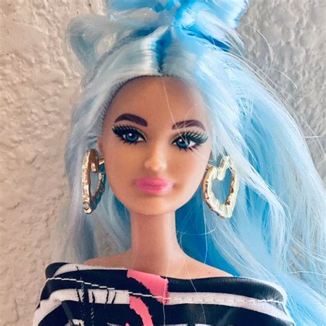 BARBIE EXTRA DELUXE DOLL BLUE HAIR ARTICULATED on Mercari | Blue hair, Barbie, Fashion dolls